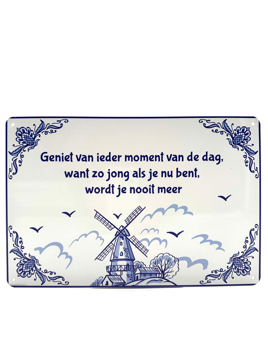 Metalen Wandbord - Geniet van ieder moment van de dag, want zo jong als je nu bent, wordt je nooit meer