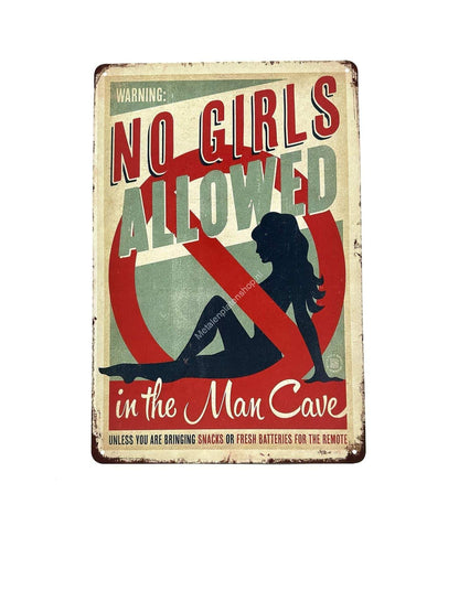 Wandschild aus Metall – „No Girls Allowed in the Mencave“.